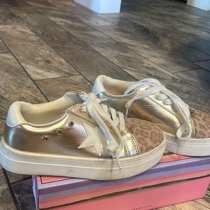 MIA kids platform sneakers in EUC. Leopard print and metallic